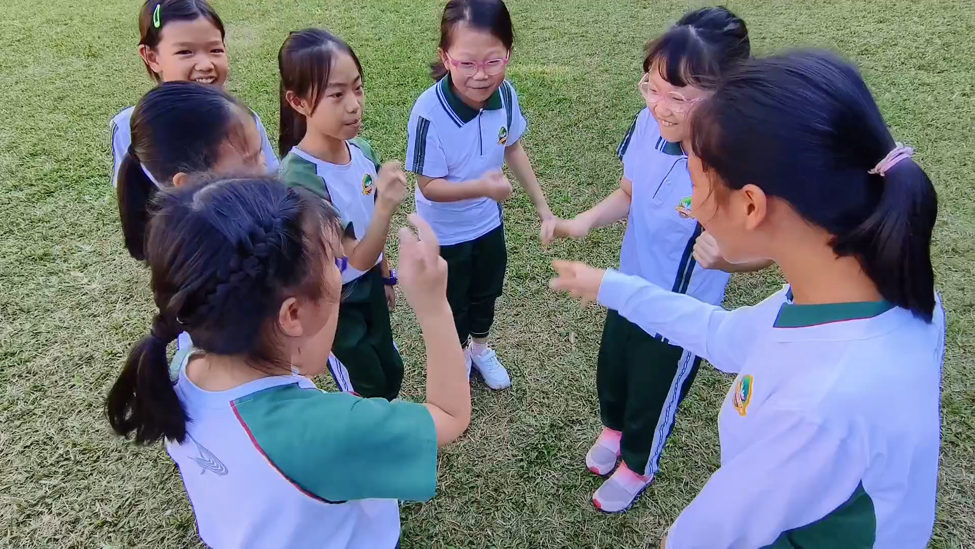 老鹰捉小鸡游戏玩法_小鸡抓老鹰游戏规则_老鹰捉小鸡小游戏